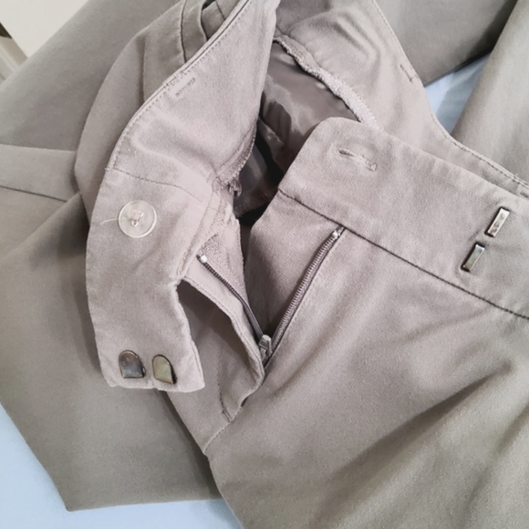 Ann Taylor Signature Khaki, Size 6, Waist 32" Inseam 30" Hips 40" comfy - Picture 3 of 7